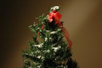 Add Insta-Snow fake snow to a christmas tree