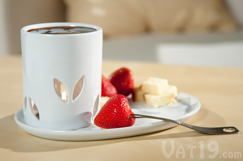 Enjoy a delicious snack with the Solo Fondue Set.