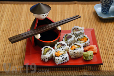 Each sushi set includes two chopsticks, a dipping bowl for soy sauce, and a serving plate.